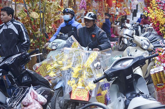 Hang Ma Street busy as the Kitchen Gods Day nears