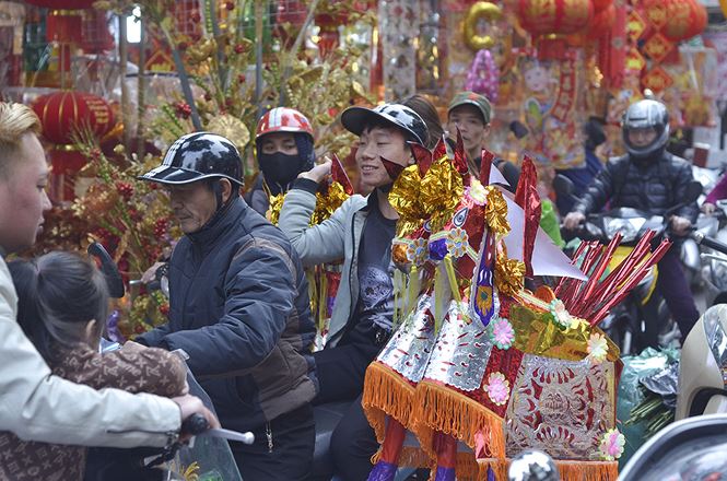 Hang Ma Street busy as the Kitchen Gods Day nears