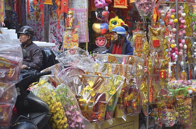 Hang Ma Street busy as the Kitchen Gods Day nears