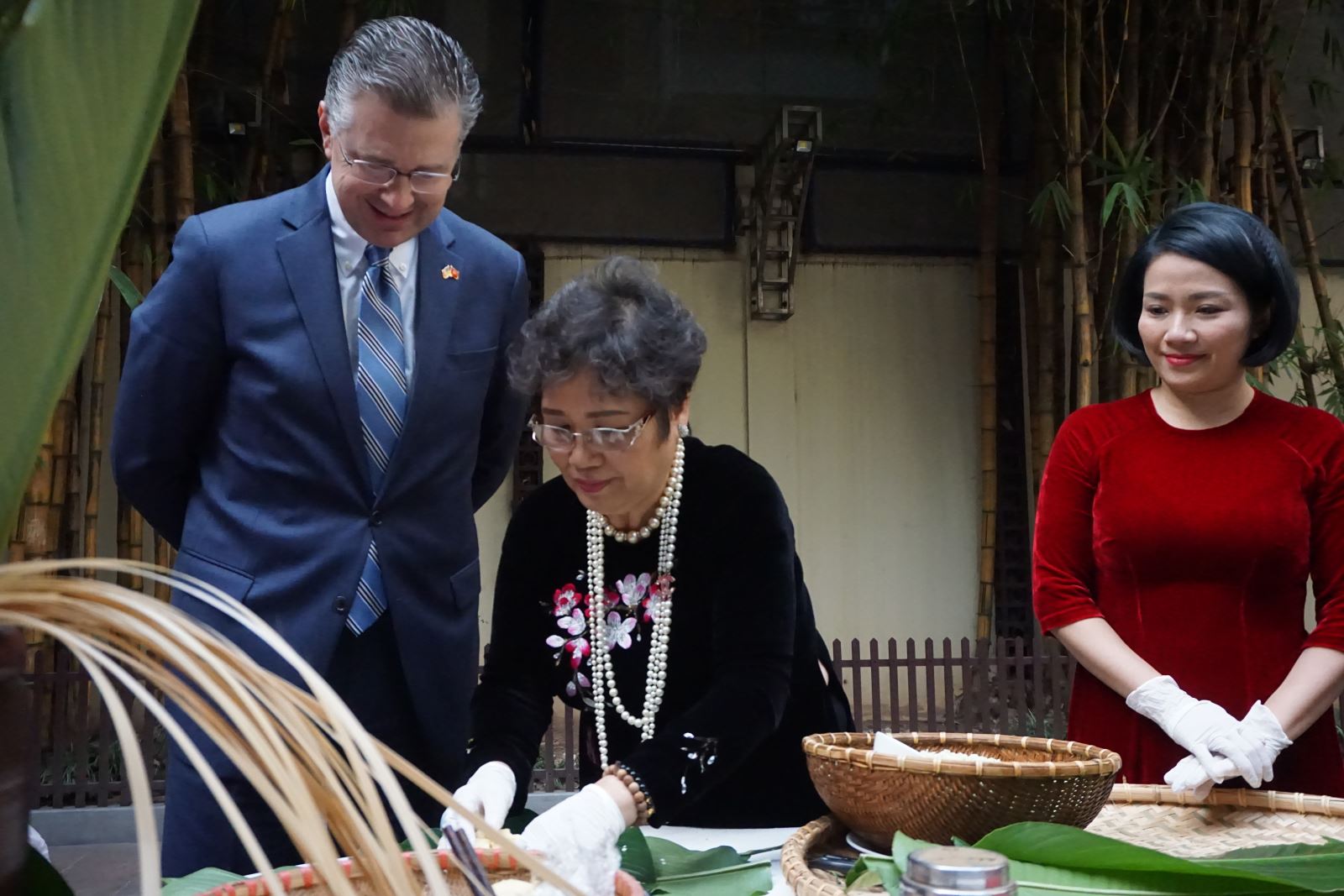 US Ambassador finds Vietnamese thousand years of knowledge in Chung cake