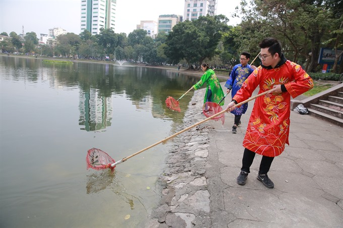 People celebrate Kitchen Gods’ Day, officially welcome Tết