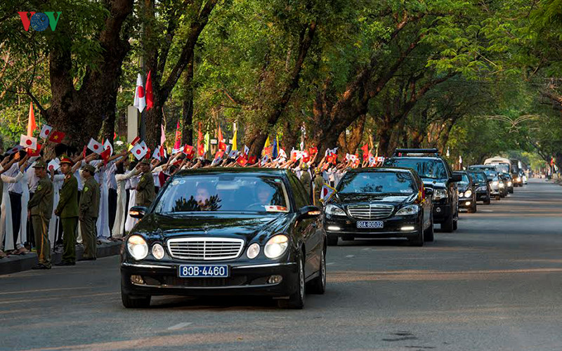 japan emperor, empress arrive in imperial city of hue hinh 11