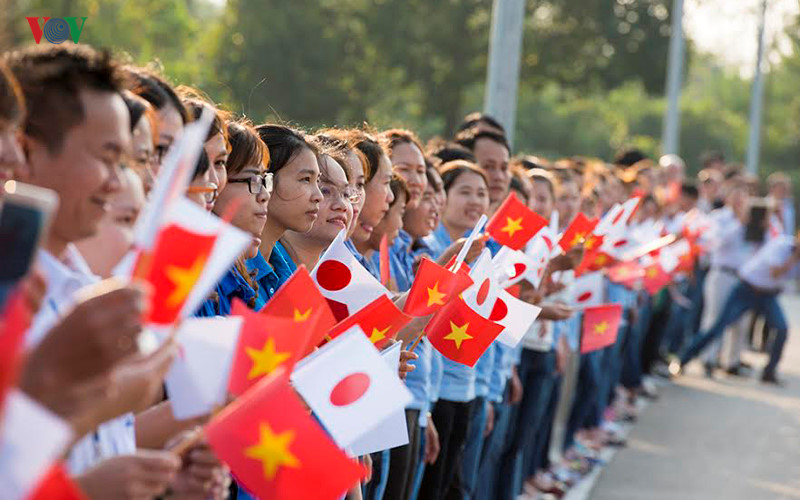 japan emperor, empress arrive in imperial city of hue hinh 14