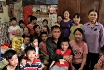 vietnamese woman reunites with her babylift daughter after 44 year separation