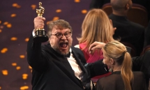 2020 golden globes first performer of asian descent wins best actress