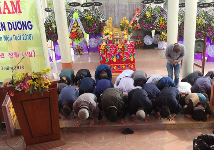 Koreans bow to apologize to victims of Ha My massacre
