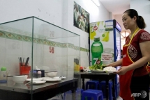 Obama ‘bun cha ’ table encased in Hanoi