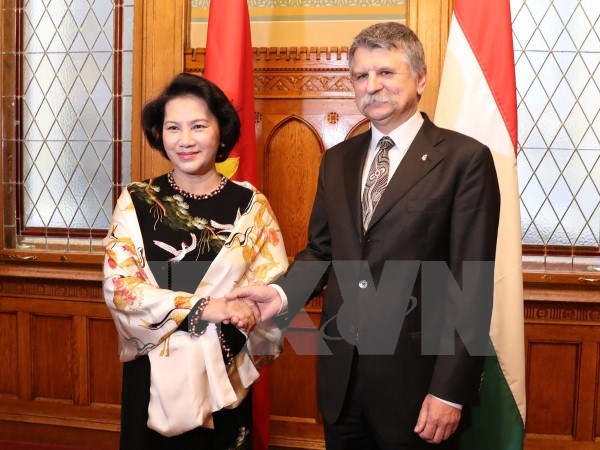 Vietnam, Hungary’s top legislators hold talks