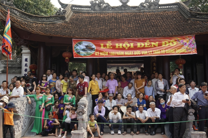 Thousands flock to Lý Kings festival