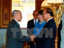 prime minister tightens amity with cambodian royal family