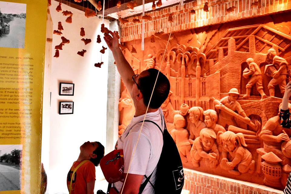Visiting wonders of the world at Thanh Ha Terracotta Park