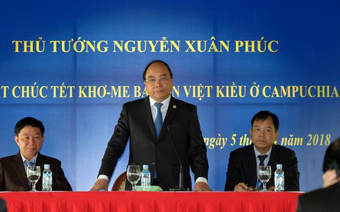 thu tuong nguyen xuan phuc gap go ba con viet kieu tai campuchia hinh 1