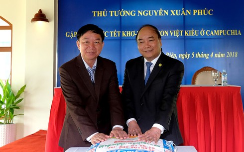 thu tuong nguyen xuan phuc gap go ba con viet kieu tai campuchia hinh 2