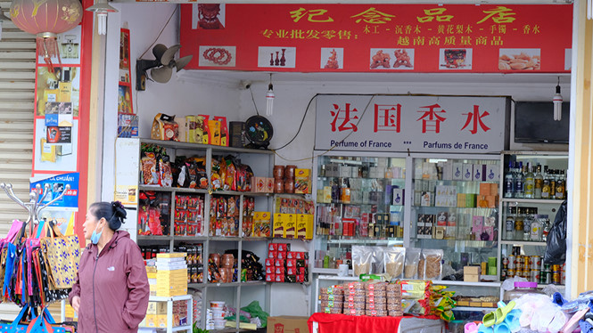 Ha Long tourism area suffused with Chinese ads billboards