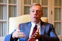 us former ambassador leaves diplomatic service for opposing trumps approach to vietnamese immigration