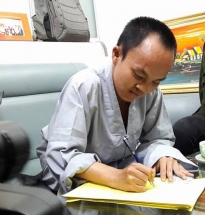 hcm city disabled man walks to hanoi to register as organ donor