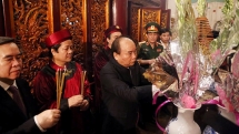 pm nguyen xuan phuc offers incense honouring hung kings