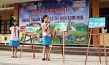 vietnamese women strive to clear war era mines