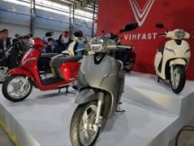 two vietnamese policemen die while trying to stop illegal motorbike race