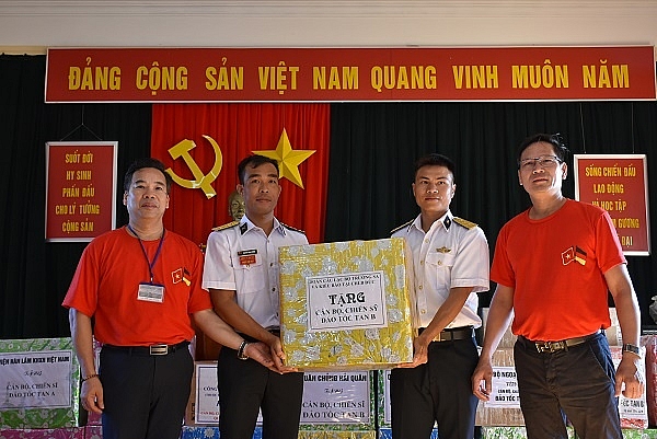 Overseas Vietnamese donate 51.600 USD to people, soldiers in Truong Sa Islands