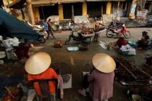 foreign photographer chamred by simple beauty of vietnams palm leaf conical hat