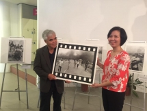 photographer nick ut presents his iconic napalm girl photo to womens museum