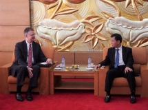 ambassador kritenbrink commits to increasing the number of vietnamese students in us