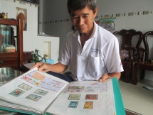 Farmer promotes Hoang Sa, Truong Sa archipelago stamps to world public