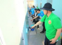 my lai peace foundation presents gifts to aodioxin victims and poor students in three provinces