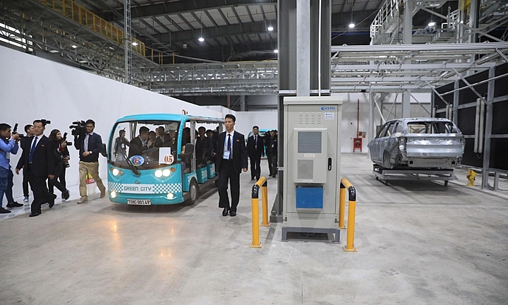 DPRK representatives visit VinFast automobile manufacturing facility