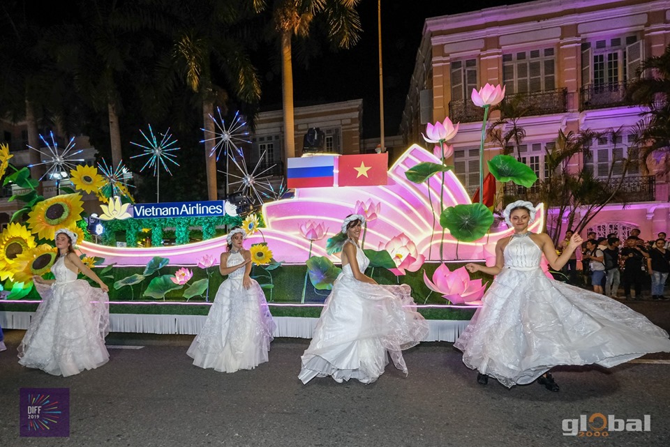 Vietnam, Russia teams open Da Nang International Fireworks Festival