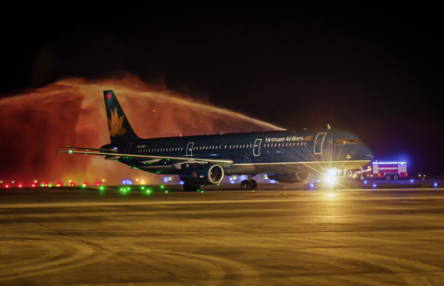 Vietnam’s first international flight lands at Van Don airport