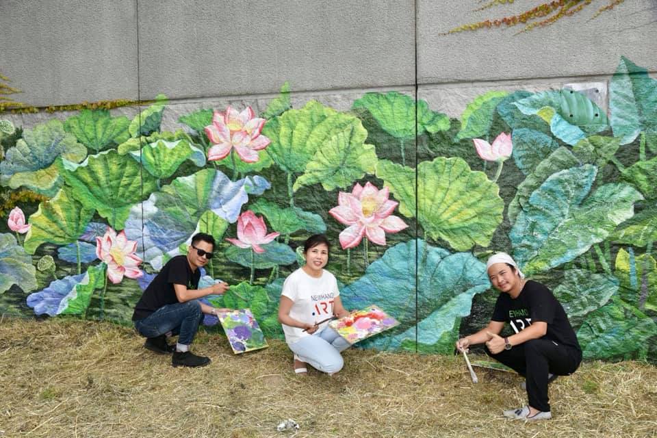 Vietnamese artists decorate dyke wall along Seine river bank