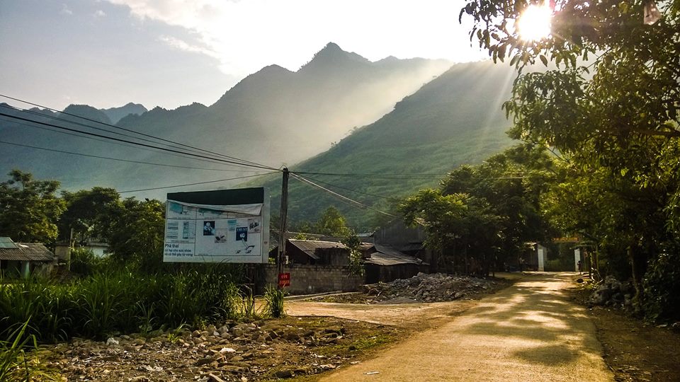 Try the unique linen products of the Hmong people in Lung Tam Village
