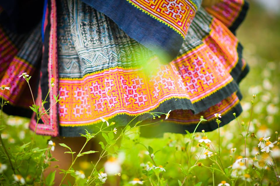 Try the unique linen products of the Hmong people in Lung Tam Village