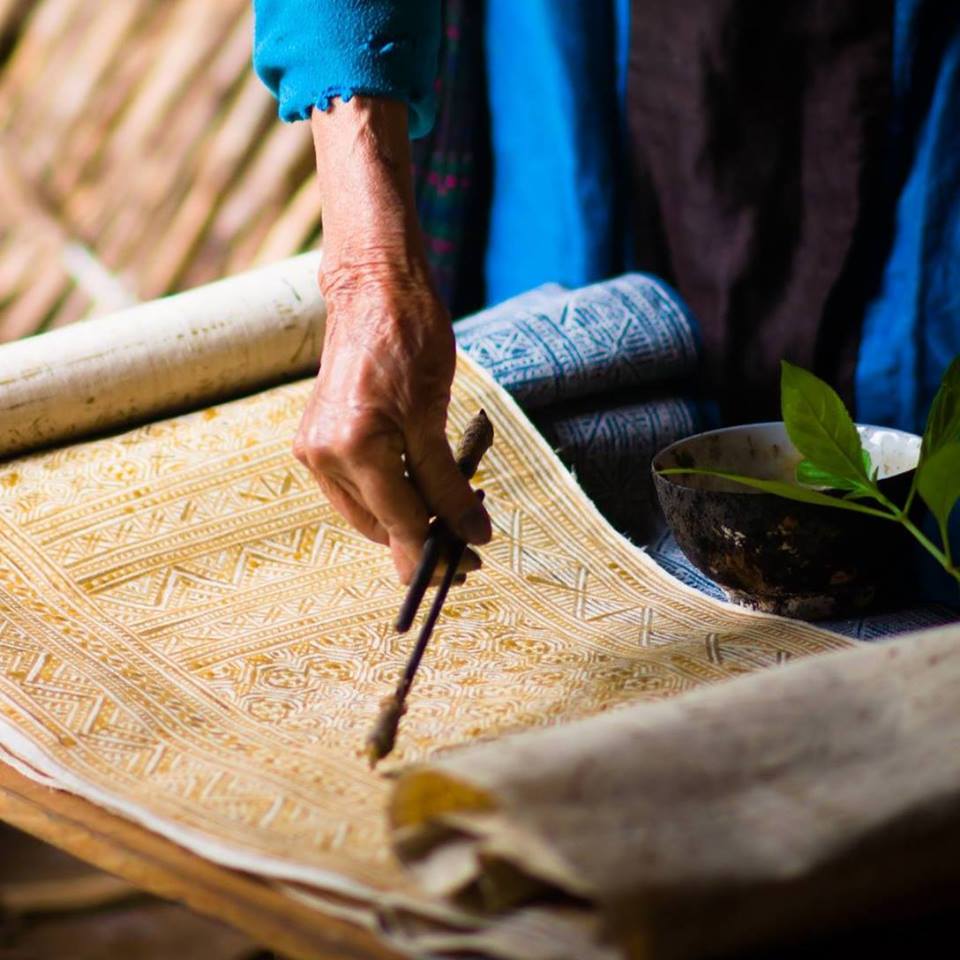 Try the unique linen products of the Hmong people in Lung Tam Village
