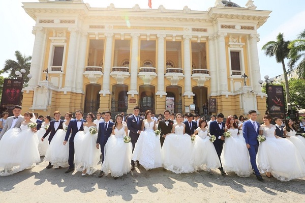 Nearly 70 couples attend mass wedding photography in Hanoi, Saigon