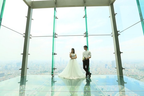 Nearly 70 couples attend mass wedding photography in Hanoi, Saigon