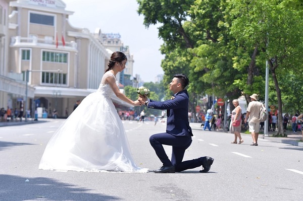 Nearly 70 couples attend mass wedding photography in Hanoi, Saigon