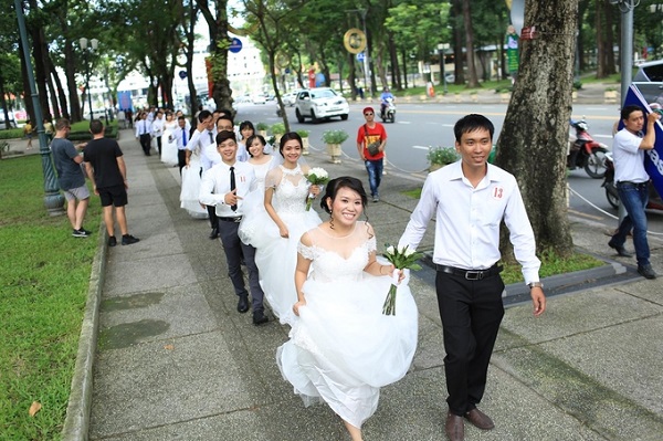 Nearly 70 couples attend mass wedding photography in Hanoi, Saigon