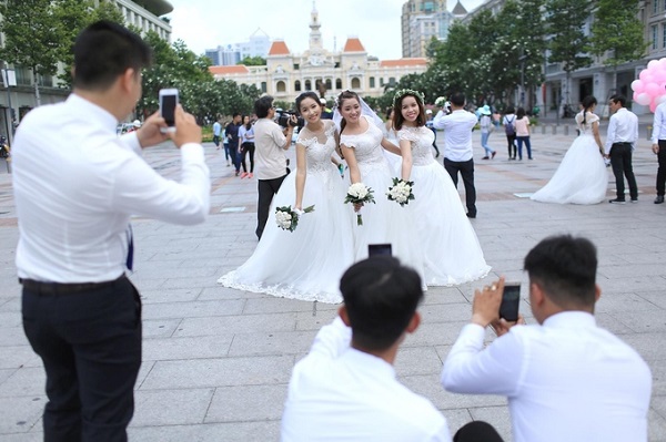 Nearly 70 couples attend mass wedding photography in Hanoi, Saigon