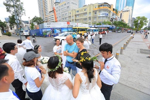 Nearly 70 couples attend mass wedding photography in Hanoi, Saigon