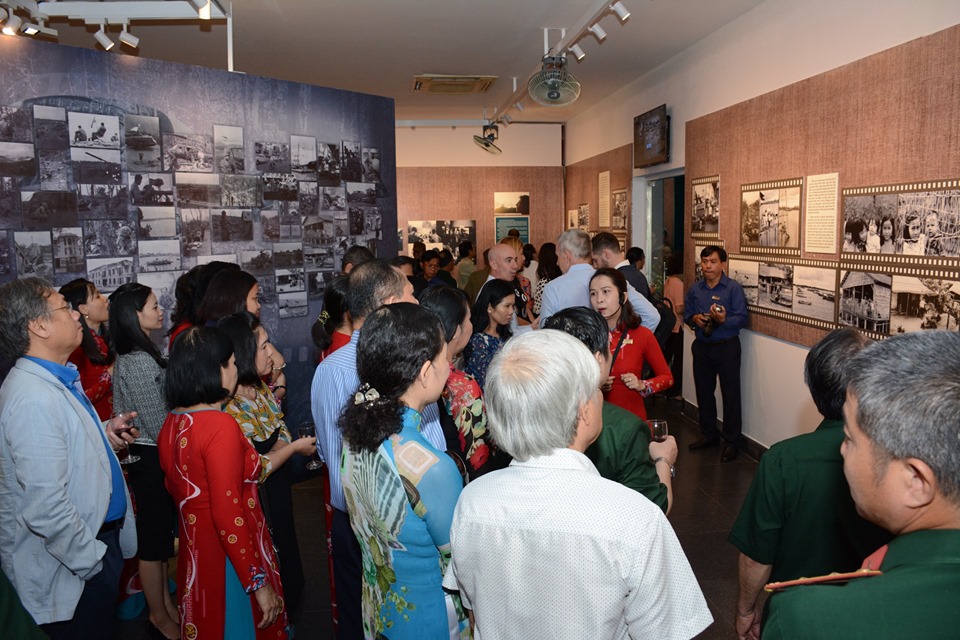 130 photos about Vietnam taken by two generations in one Argentine family