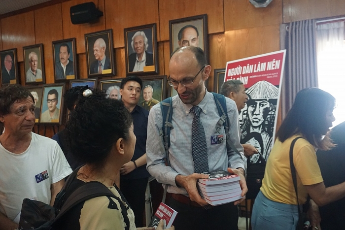 ra mat tac pham nguoi dan lam nen hoa binh he mo nhung dieu chua biet ve phong trao phan chien