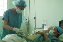world first hand transplant from living donor performed by vietnamese surgeon