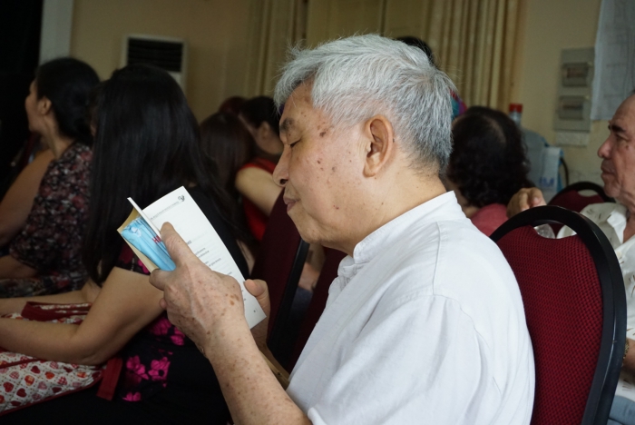 Thuy Khue poetry club published poem collection about Hugo Chávez