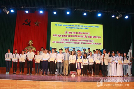 Nghe An: 146 hoc sinh, sinh vien nhan Hoc bong Vallet - Anh 4