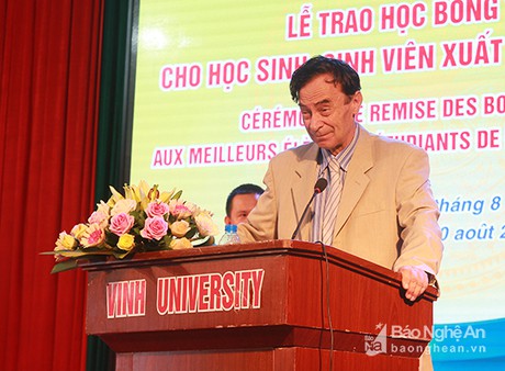Nghe An: 146 hoc sinh, sinh vien nhan Hoc bong Vallet - Anh 2