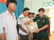 six vietnamese fishermen missing in boat fire offshore roks island