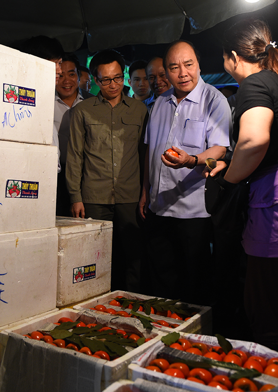 PM Nguyen Xuan Phuc to inspect Long Bien market from daybreak